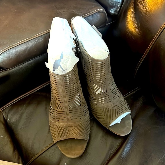 Vince Camuto Open toe suede open toe sandals - color gray - Picture 1 of 4